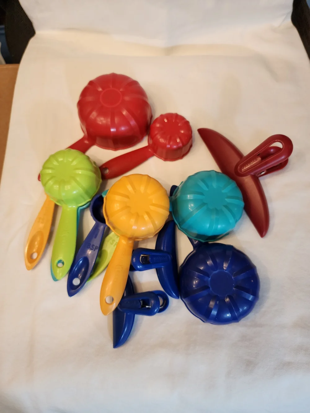 Colorful Measuring Cups and Spoons Set and Chip Clips